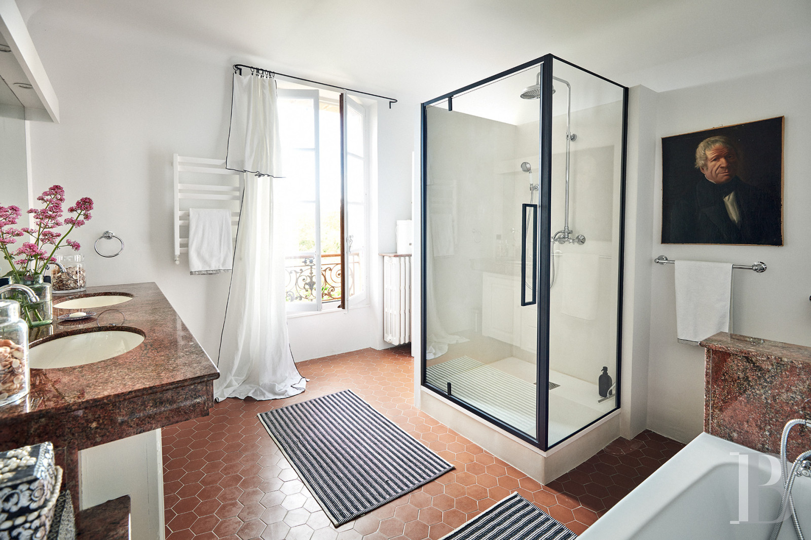 Dans les Alpes-de-Haute-Provence, au sud de Forcalquier, une maison de village traditionnelle et audacieuse - photo  n°33